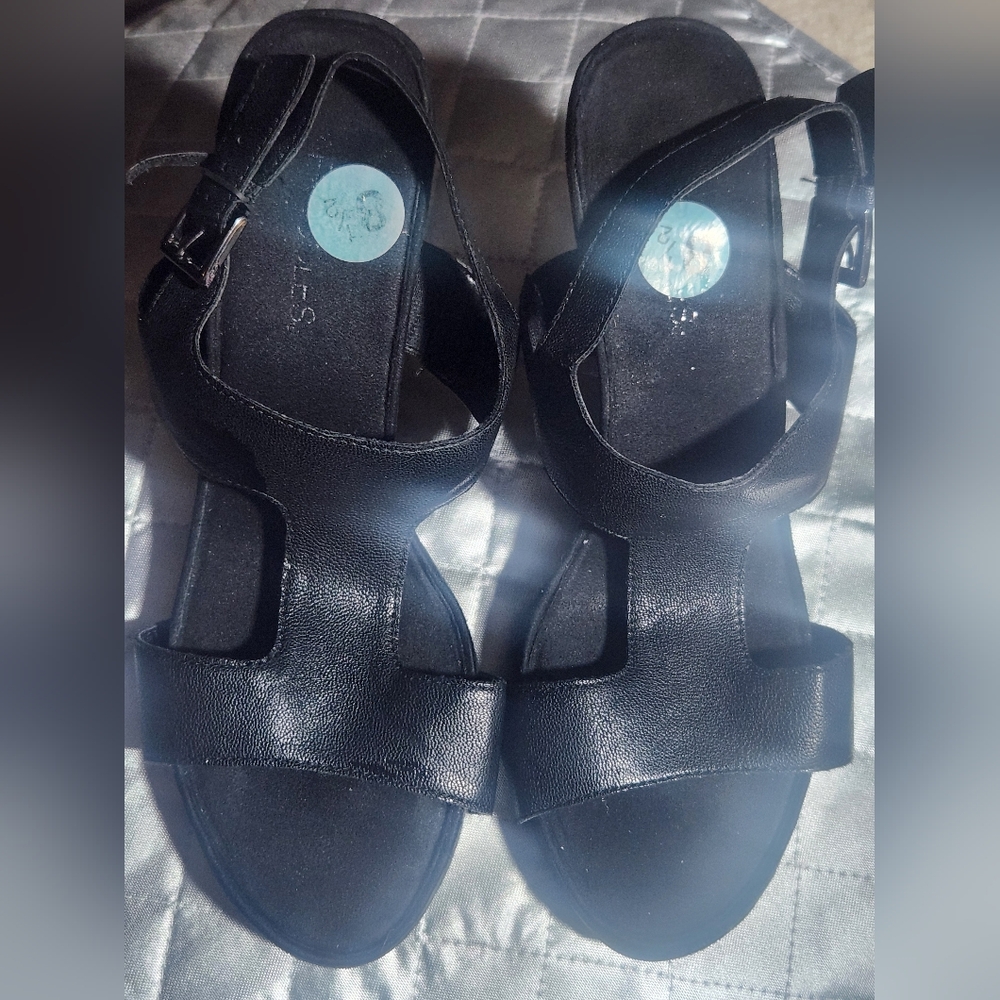 AEROSOLES Black Sandals with Chunky Design - Picture 3 of 10
